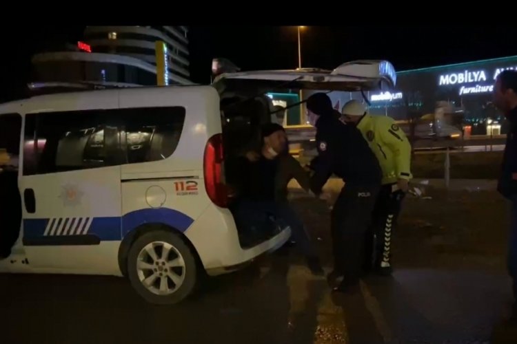 Bursa'da polisle kovalamacanın ardından yakalanan s&uuml;r&uuml;c&uuml;n&uuml;n arkadaşı 'Beni de g&ouml;zaltına alın"