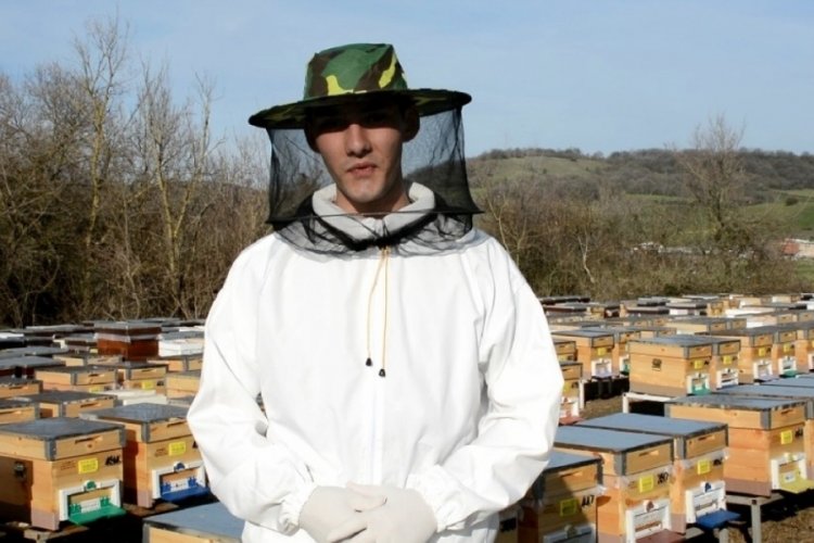 Bursa'da 19 yaşındaki genç, arı sütü üretiminde Çin'e rakip