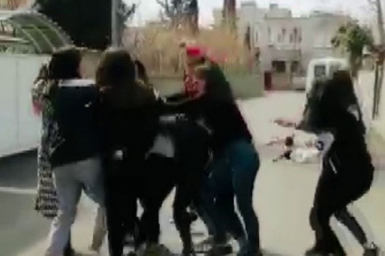 Gen&ccedil; kızlar sa&ccedil; sa&ccedil;a kavga etti!