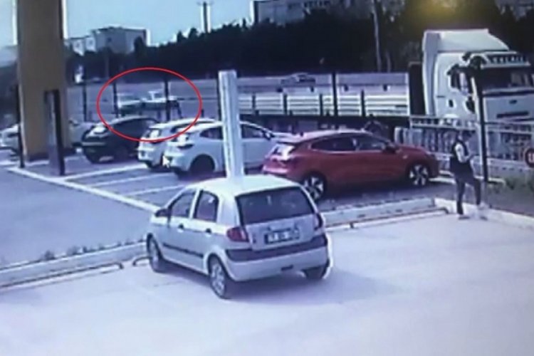 Kontrolden &ccedil;ıkan otomobil tıra saplandı