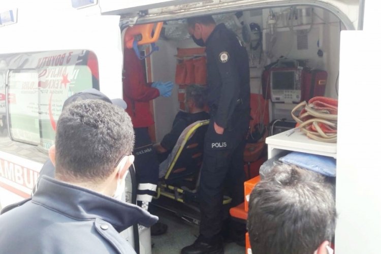 Yolda y&uuml;r&uuml;rken sopalı saldırıda yaralandı