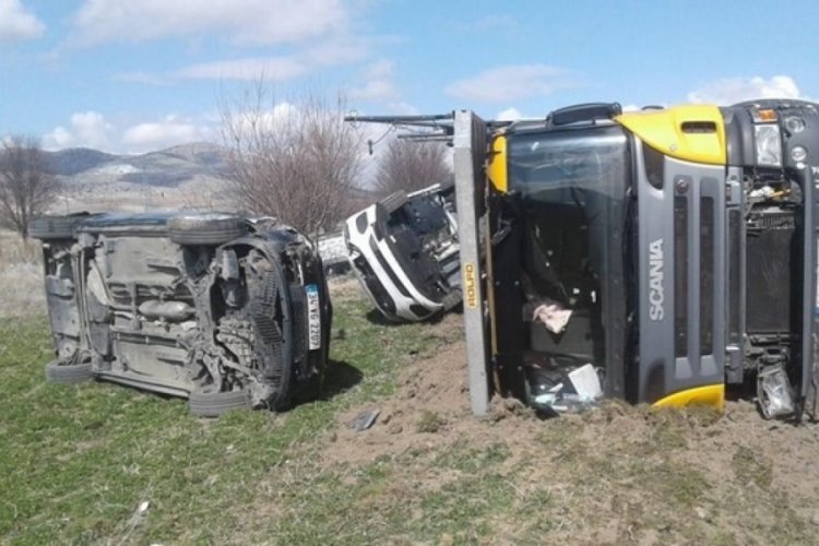 Cipleri taşıyan tır devrildi, sıfır ara&ccedil;lar tarlaya savruldu