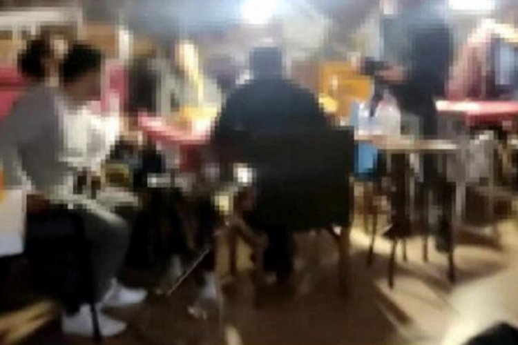Kafede nargile i&ccedil;ip, oyun oynayan 16 kişiye ceza