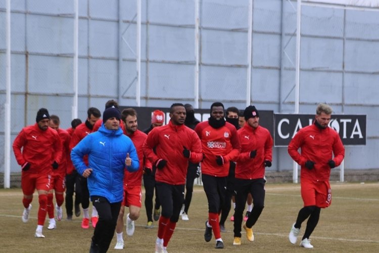 Sivasspor ma&ccedil; hazırlıklarını sağanakta s&uuml;rd&uuml;rd&uuml;