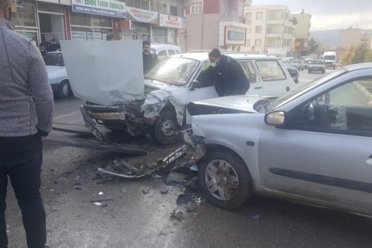 İki otomobil kafa kafaya &ccedil;arpıştı