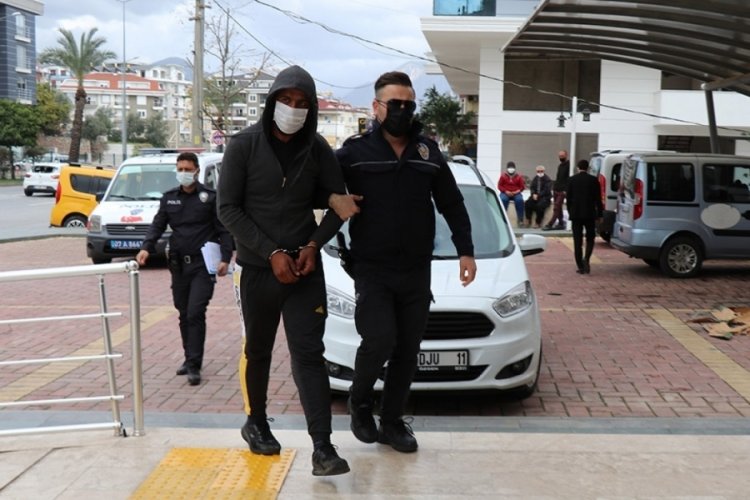 Otelden &ccedil;aldığı eşyaları &ccedil;uvala koyup sırtlarken kameralara yakalandı
