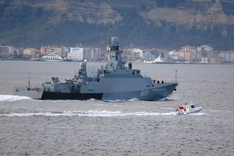 Rus savaş gemisi 'Vyshniy Volochek' &Ccedil;anakkale Boğazı'ndan ge&ccedil;ti