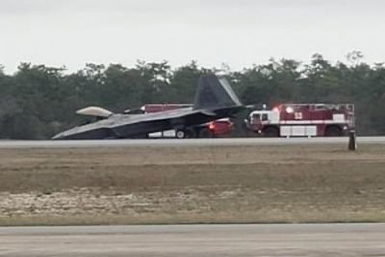 ABD'de F22 savaş u&ccedil;ağı burun &uuml;st&uuml; acil iniş yaptı
