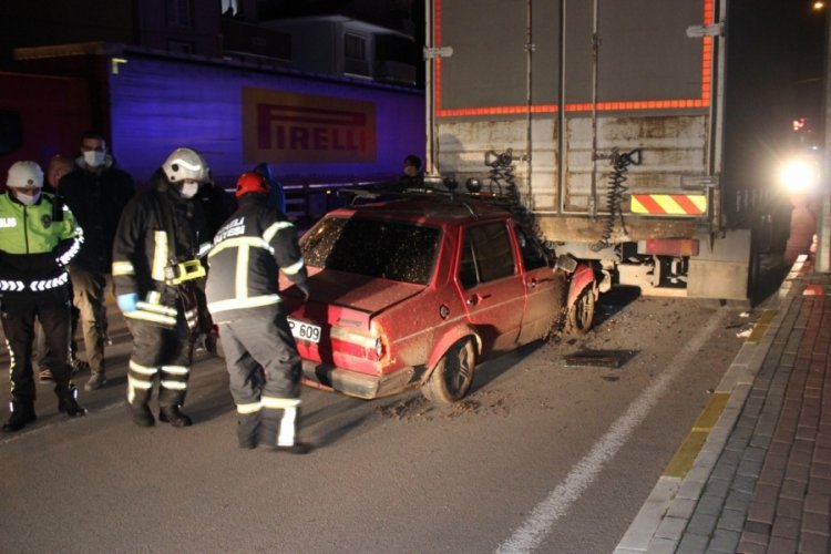 Kamyonun altına giren otomobildeki s&uuml;r&uuml;c&uuml; yaralandı