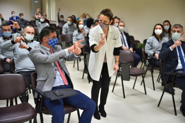Bursa B&uuml;y&uuml;kşehir'de hizmet bir işarete bakıyor