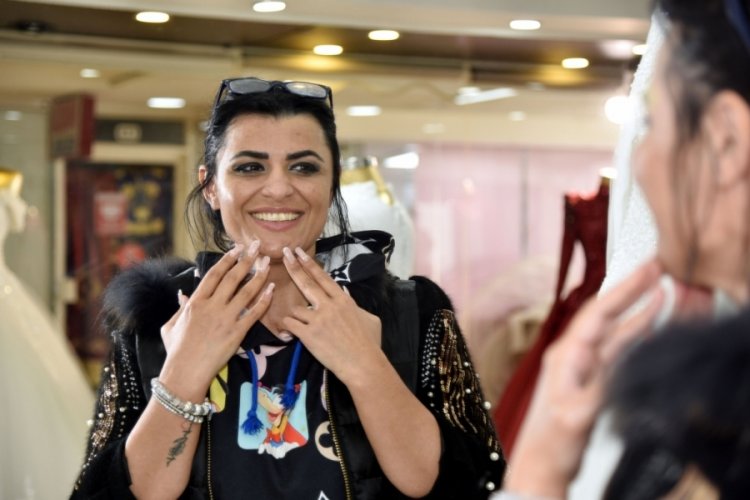 Estetik uğruna y&uuml;z&uuml; yanan kadın, aynalarla barıştı