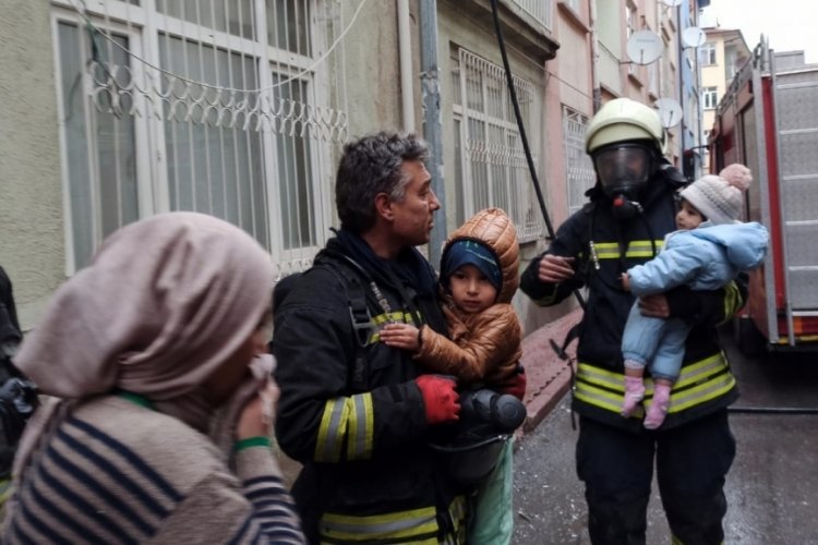 Konya'da ev yangını: 8'i &ccedil;ocuk 10 kişi dumandan etkilendi