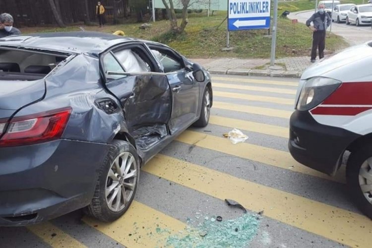 Kazada savrulan otomobilin &ccedil;arptığı kadın &ouml;ld&uuml;, annesi yaralandı