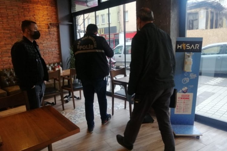 Bursa İneg&ouml;l'de gıda işletmesine giren hırsız kasayı a&ccedil;amayınca sadaka kutusunu &ccedil;aldı