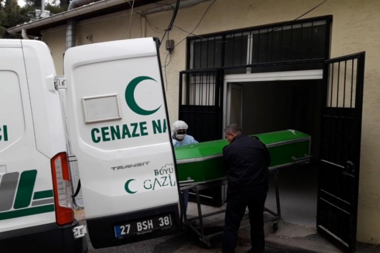 Ateşin &uuml;zerine d&ouml;kt&uuml;ğ&uuml; benzinin parlamasıyla yanarak &ouml;ld&uuml;
