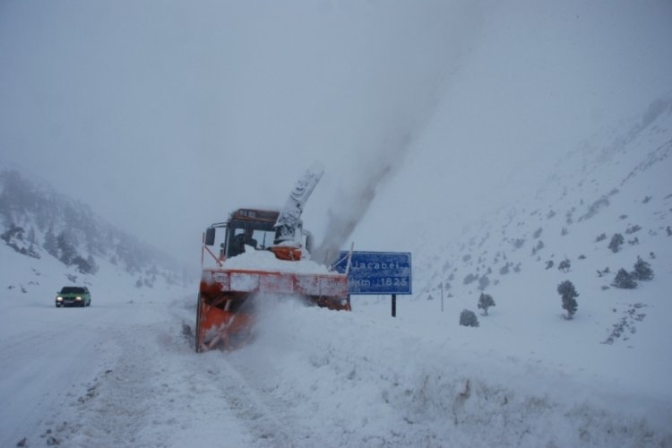Antalya-Konya karayolunda kar kalınlığı 70 santime ulaştı