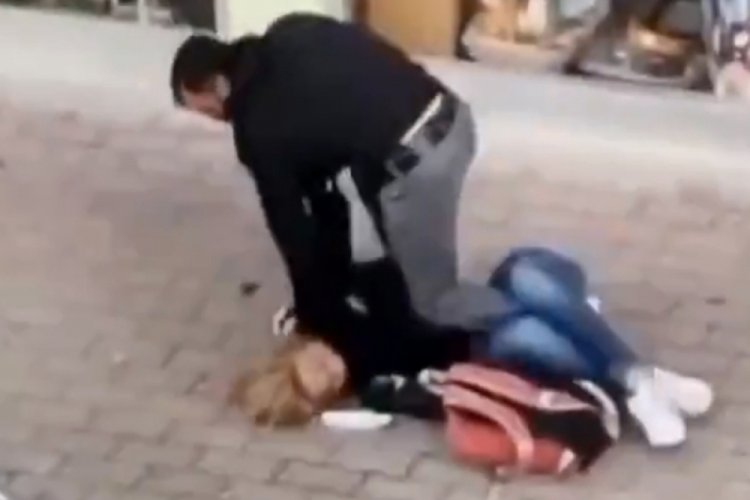 Kıskan&ccedil;lık krizine girdi! Trans bireyi yere yatırıp d&ouml;vd&uuml;