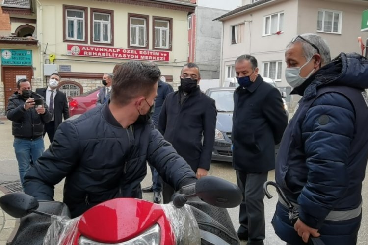 Bursa İneg&ouml;l Kaymakamı Arslan'dan motosiklet s&uuml;r&uuml;c&uuml;s&uuml;ne kask uyarısı