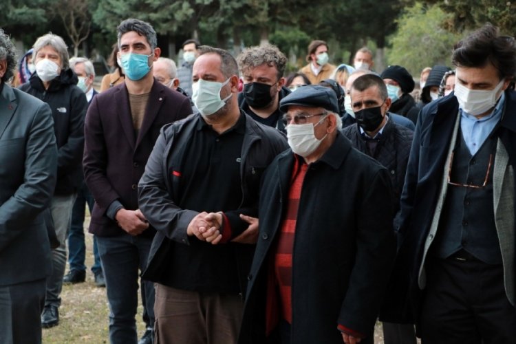 Koronavir&uuml;sten &ouml;len Prof. Dr. Ergenoğlu, babası i&ccedil;in ayrılan mezarlığa defnedildi