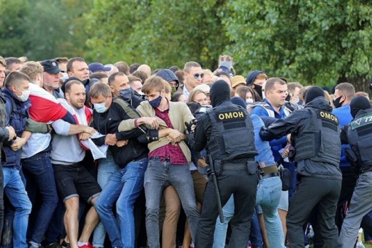 Lukaşenko h&uuml;k&uuml;metine y&ouml;nelik protestolarda '400'den fazla kişi mahkum edildi
