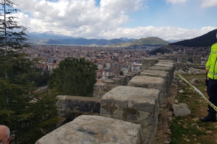 Parkta tartıştığı erkek tarafından bı&ccedil;aklanarak &ouml;ld&uuml;r&uuml;ld&uuml;