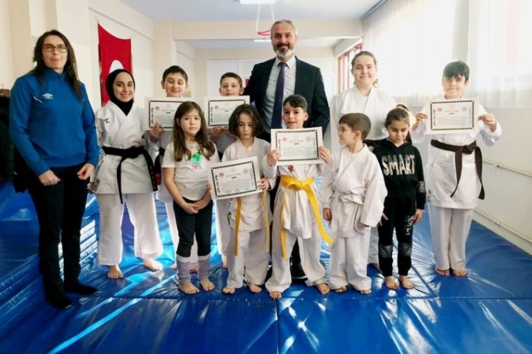 Bursa'da minik karateciler kemer taktı