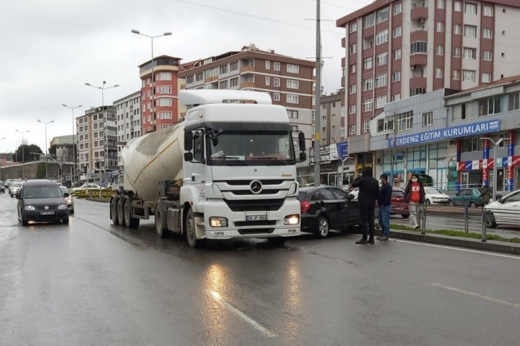 Kaza sonrası şoka giren s&uuml;r&uuml;c&uuml; dakikalarca ağladı