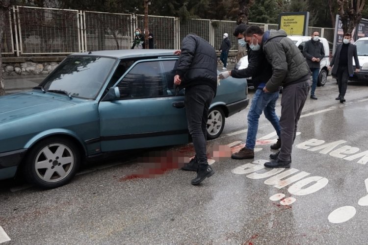 Boşanma davası sonrası eşinin bulunduğu araca t&uuml;fekle saldırdı