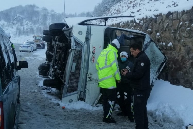 Turistleri taşıyan midib&uuml;s devrildi: 25 yaralı