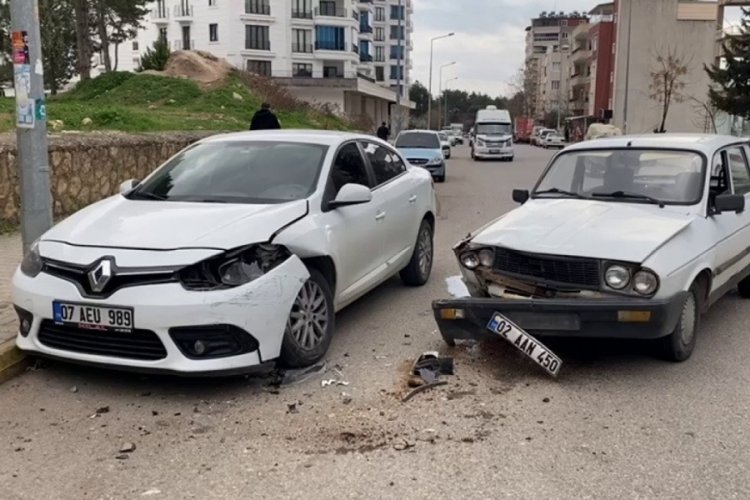 Otomobil park halindeki araca &ccedil;arptı