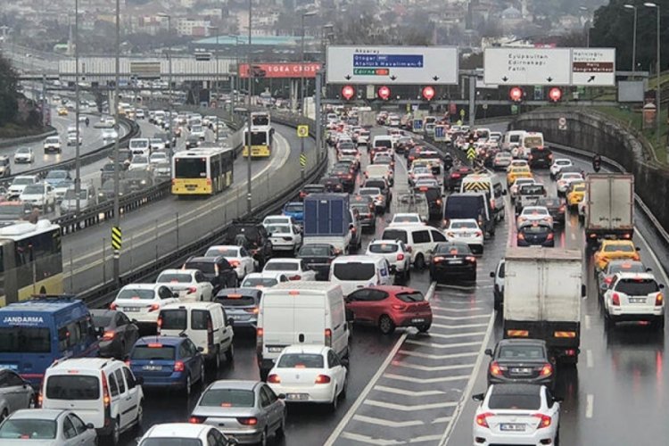 İstanbul'da iş &ccedil;ıkış saatinde trafik yoğunluğu