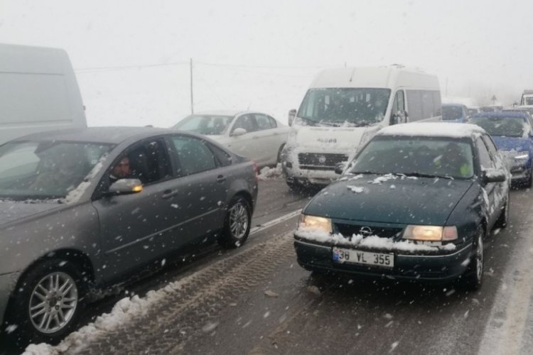 Karda makas atan mermer y&uuml;kl&uuml; tır, ulaşımın aksamasına neden oldu
