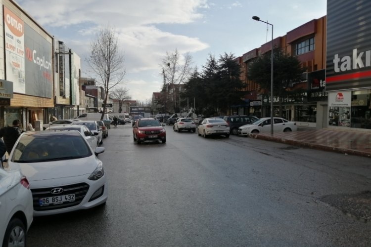 Vin&ccedil;, park halindeki iki otomobili bi&ccedil;ti