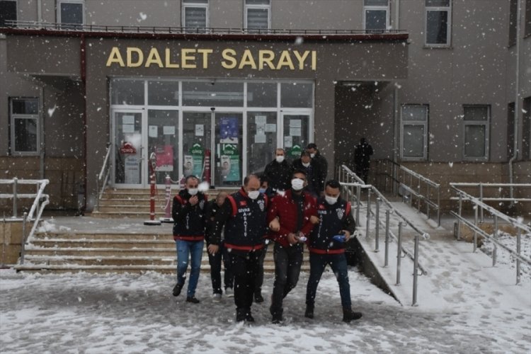 FET&Ouml; bahanesiyle kandırıp bileziklerini &ccedil;aldılar