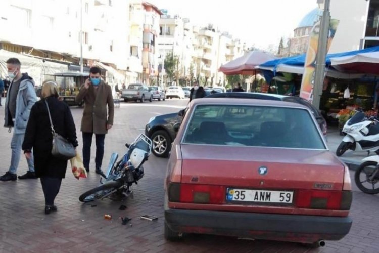 Otomobilin &ccedil;arptığı motosikletli havada takla attı