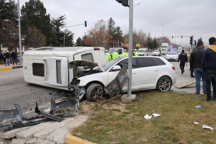 Trafik kazasında yaralanan &uuml;niversite &ouml;ğrencisi hayatını kaybetti