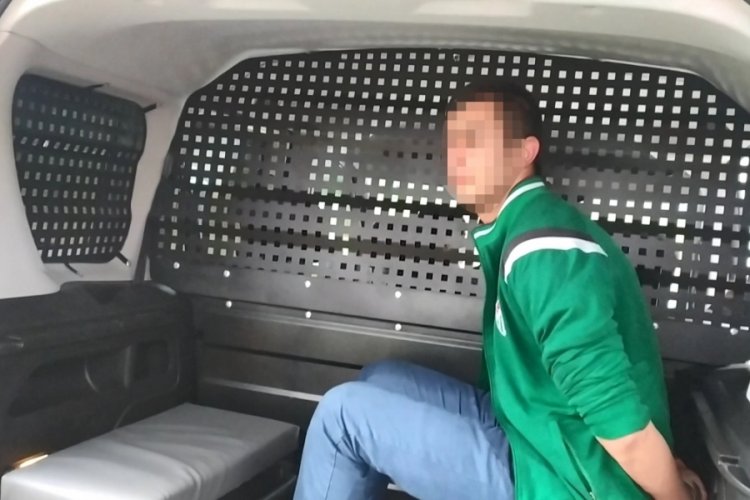 Bursa'da yarım saat i&ccedil;inde tanımadığı 3 kişiyi bı&ccedil;akladı