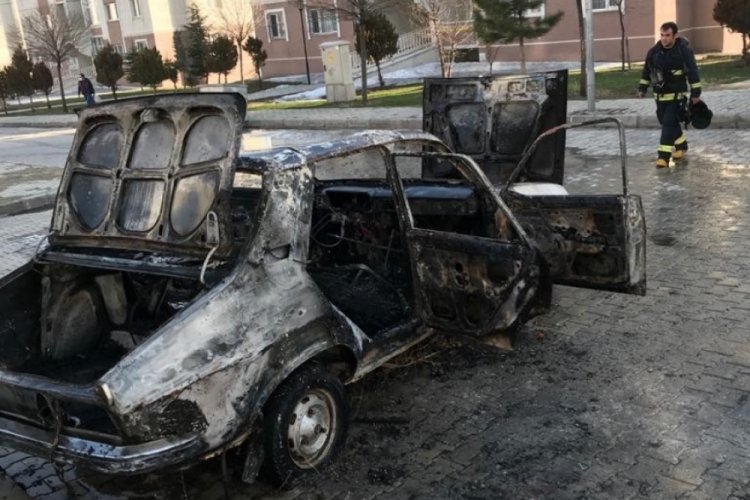 Alev alan otomobil kullanılamaz hale geldi