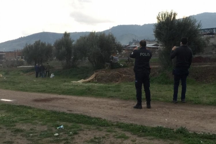 Bah&ccedil;esine fidan dikerken el bombası buldu