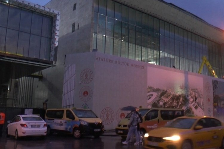 Atat&uuml;rk K&uuml;lt&uuml;r Merkezi'nde asma tavan d&uuml;şt&uuml;: 4 iş&ccedil;i yaralandı