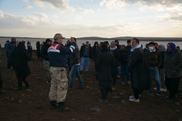 Şanlıurfa'da g&ouml;lette balık tutarken tekneleri alabora olan 3 kişiden 2'si kayboldu