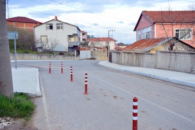 Usuls&uuml;z olarak yol ge&ccedil;tiğini iddia ettiği arsasını dubalarla kapatarak n&ouml;bet tuttu