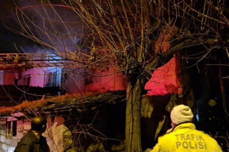 İki katlı ev &ccedil;ıkan yangında kullanılamaz hale geldi