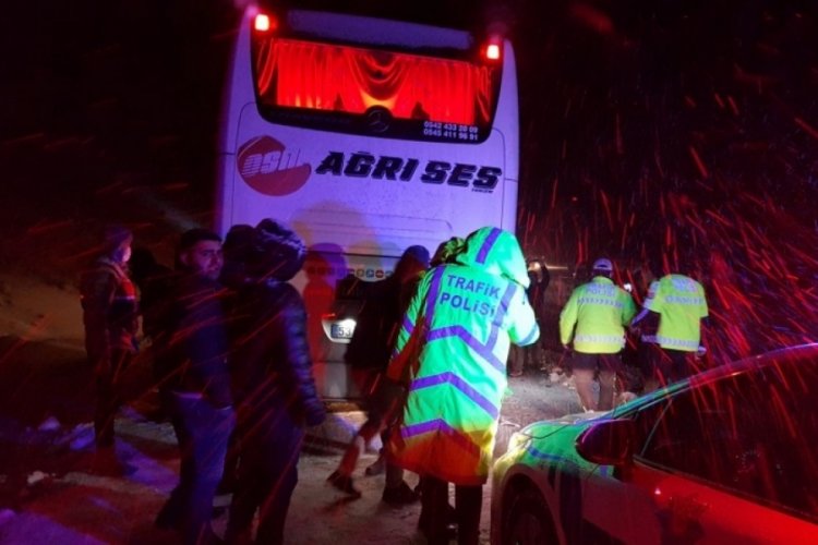Bursa seferini yapan yolcu otob&uuml;s&uuml;yle tır &ccedil;arpıştı: 4 yaralı