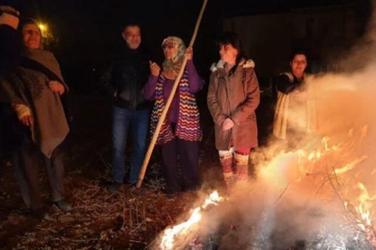 Nevruz ateşinden atlayıp, 'koronavir&uuml;s bitsin' dileğinde bulundular