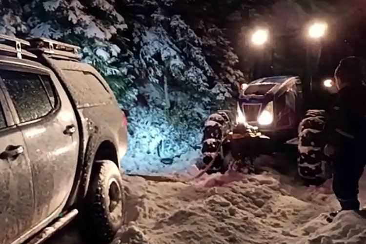 Yaylada mahsur kalan 3 gen&ccedil; k&ouml;yl&uuml;ler tarafından kurtarıldı