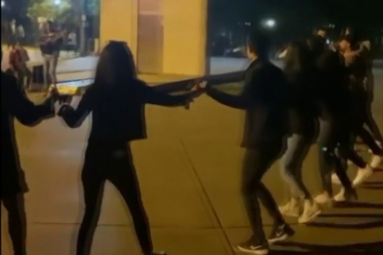 Antalyalı gen&ccedil;ler, 'turuncu' riske rağmen halay &ccedil;ekip eğlendi