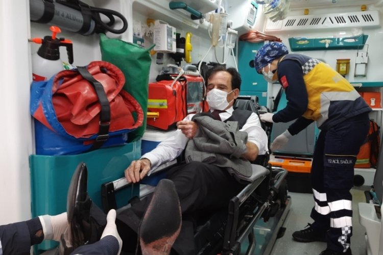 Durak dışında otob&uuml;s&uuml; binmek isteyen kişi, kendisini uyaran şof&ouml;r&uuml; d&ouml;vd&uuml;