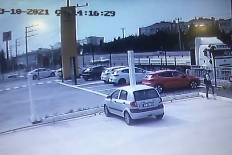Kontrolden &ccedil;ıkan ara&ccedil;, TIR'a saplanmıştı, acı haber