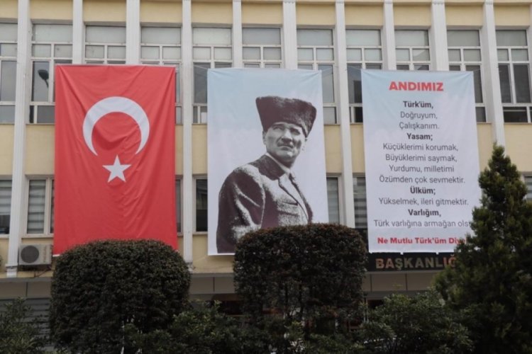 Kırklareli Belediye binasına 'Andımız' pankartı asıldı